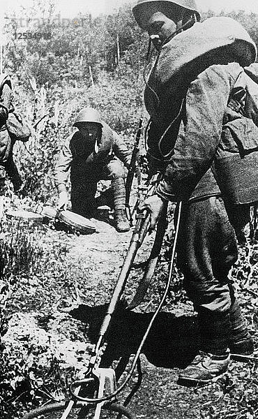 Russische Soldaten räumen Minen  westlich von Minsk  1944. Künstler: Unbekannt