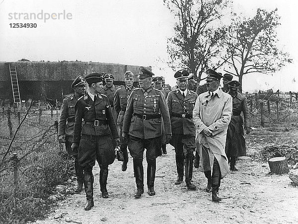 Adolf Hitler und General Wilhelm Keitel inspizieren die Maginot-Linie  Frankreich  1940. Künstler: Unbekannt
