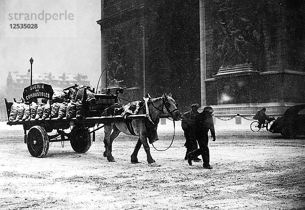 Eine Wagenladung mit knapper Kohle  besetztes Paris  Januar 1941. Künstler: Unbekannt