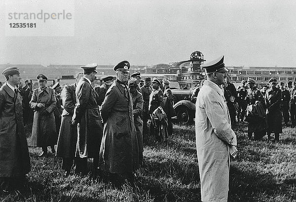 Adolf Hitler inspiziert den eroberten Flugplatz Le Bourget  Paris  Frankreich  23. Juni 1940. Künstler: Unbekannt