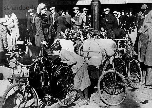 Belgische Flüchtlinge mit ihren Fahrrädern und Habseligkeiten vor dem Gare du Nord  Paris  Juli 1940. Künstler: Unbekannt