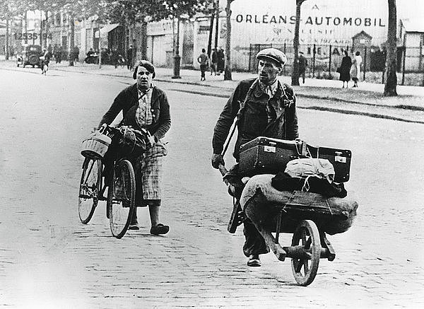 Französische Flüchtlinge  die nach dem Fall Frankreichs an die Deutschen nach Hause zurückkehren  Paris  Juli 1940. Künstler: Unbekannt