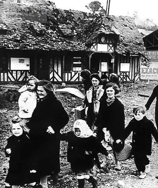 Familien verlassen ihr Dorf  das während der Landung in der Normandie bombardiert wurde  Frankreich  1944. Künstler: Unbekannt