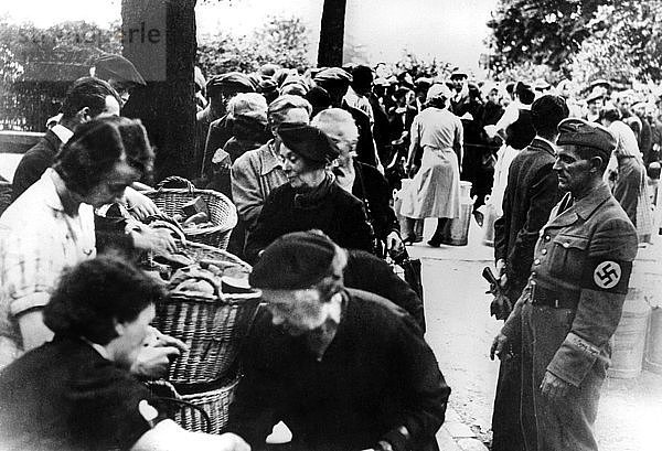Lebensmittelhilfe für Flüchtlinge  die nach der Einnahme von Paris durch die Deutschen zurückkehren  1940. Künstler: Unbekannt