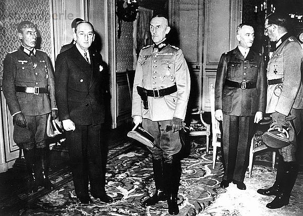 Treffen zwischen deutschen Offizieren und Beamten der französischen Vichy-Regierung  Frankreich  1940-1944. Künstler: Unbekannt
