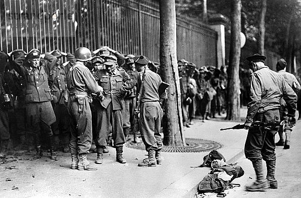Deutsche Gefangene  die bei der Befreiung von Paris gefangen genommen wurden  August 1944. Künstler: Unbekannt