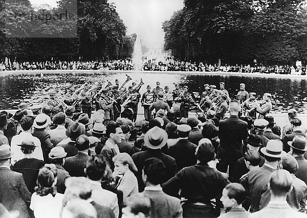 Deutsches Militärkonzert im Garten der Tuilerien  Paris  15. August 1940. Künstler: Unbekannt