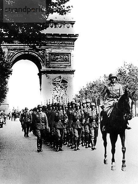 Marsch der deutschen Truppen auf der Champs Elysees  Paris  14. Juni 1940. Künstler: Unbekannt