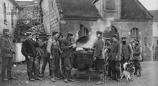 Eine Feldküche der deutschen Armee in einem französischen Dorf  Erster Weltkrieg  1915. Künstler: Unbekannt