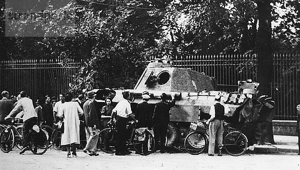 Schaulustige begutachten einen verlassenen Panzer in der Rue de Medicis  Befreiung von Paris  August 1944. Künstler: Unbekannt