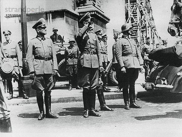 General von Bock salutiert vor den deutschen Truppen  die am Arc de Triomphe vorbeimarschieren  Paris  14. Juni 1940. Künstler: Unbekannt