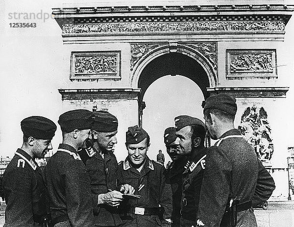 Deutsche Besatzungstruppen am Arc de Triomphe  Paris  Juni 1940. Künstler: Unbekannt