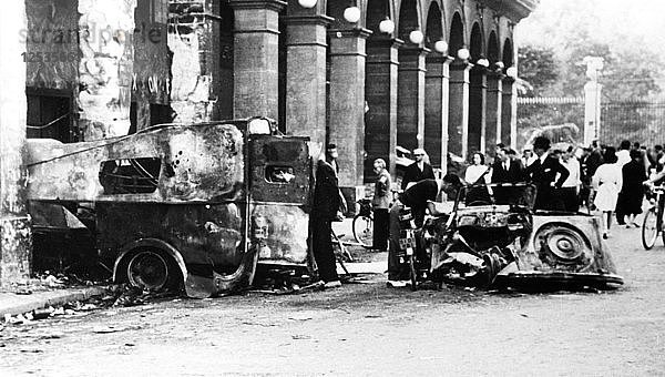 Ausgebrannte Fahrzeuge in der Rue de Castiglione  Befreiung von Paris  25. August 1944. Künstler: Unbekannt