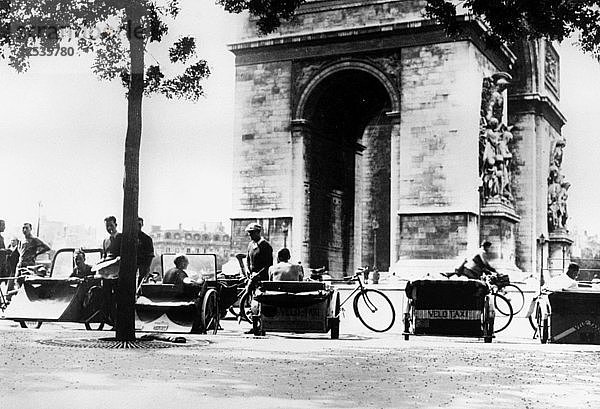 Fahrradtaxis auf der Place d'Etoile beim Arc de Triomphe  deutsch besetztes Paris  August 1943. Künstler: Unbekannt