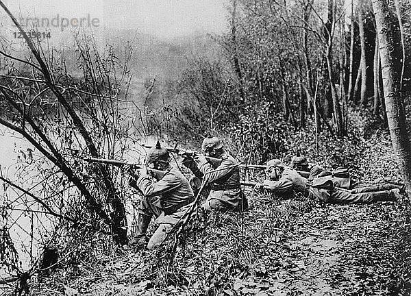 Deutsche Soldaten am Ufer der Aisne  Frankreich  1915. Künstler: Unbekannt