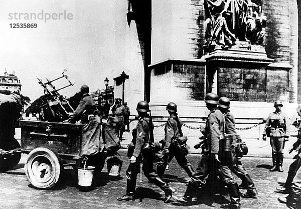 Deutsche Truppen marschieren am Arc de Triomphe vorbei  Paris  Juni 1940. Künstler: Unbekannt