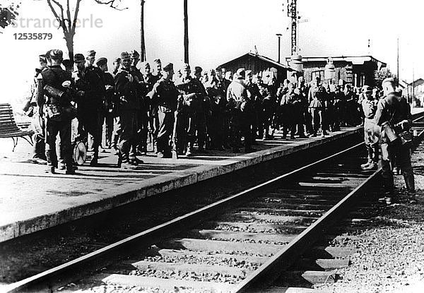 Deutsche Soldaten auf einem Bahnsteig in Erwartung eines Transports  Paris  August 1940. Künstler: Unbekannt
