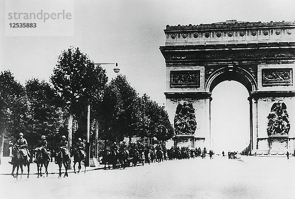 Deutsche Soldaten marschieren durch Paris  14. Juni 1940. Künstler: Unbekannt