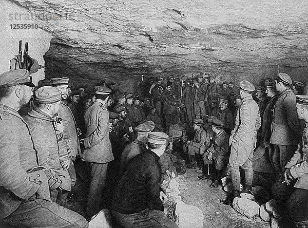 Deutsche Soldaten bei einem Konzert in einer Höhle  Frankreich  Erster Weltkrieg  1915. Künstler: Unbekannt