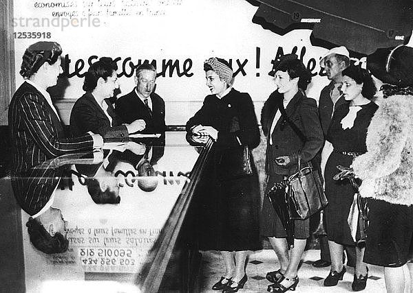 Französische Frauen  die sich für den Kriegseinsatz in Deutschland melden  1940-1944. Künstler: Unbekannt