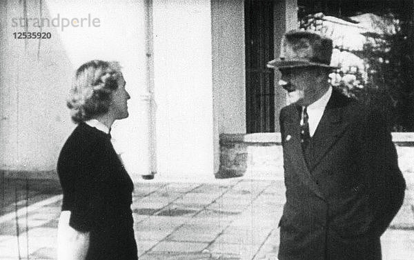Adolf Hitler und Eva Braun  Berchtesgaden  Bayern  Deutschland  um 1936-1945. Künstler: Unbekannt