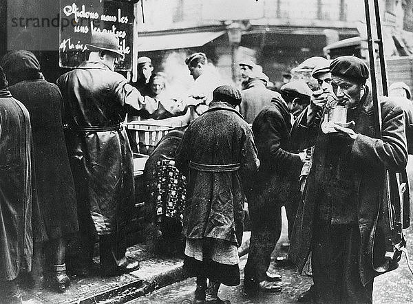 Suppenküche für Bedürftige  les Halles  das von den Deutschen besetzte Paris  Februar 1941. Künstler: Unbekannt
