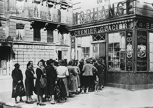 Schlange von Frauen vor einem Molkereiladen  deutsch besetztes Paris  28. Juni 1940. Künstler: Unbekannt