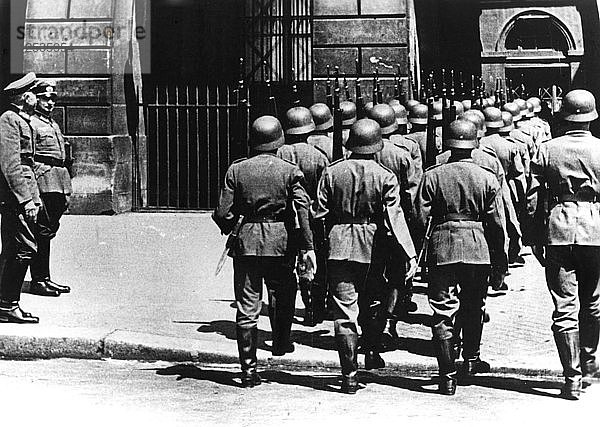 Wachablösung im deutschen Hauptquartier im besetzten Paris  Juni 1940. Künstler: Unbekannt