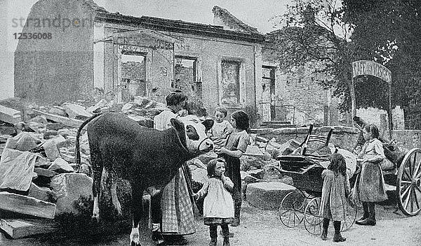 Französische Flüchtlinge kehren in ihr verlassenes Dorf zurück  Artois  Erster Weltkrieg  1915. Künstler: Unbekannt