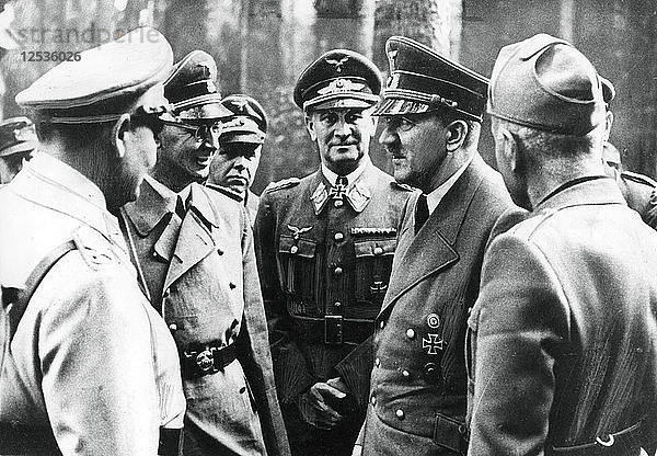 Adolf Hitler mit Benito Mussoloni und führenden Nazis  1944. Künstler: Unbekannt
