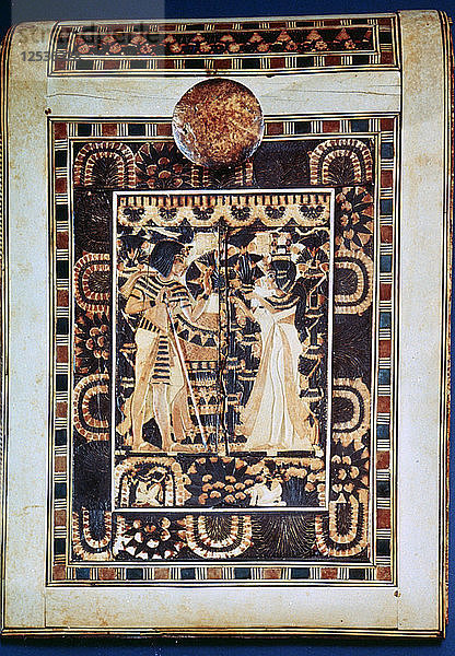 Deckel einer Schatulle  die Tutanchamun und seine Frau Ankhesenamun in einem Garten zeigt  14. Jahrhundert v. Chr. Künstler: Unbekannt