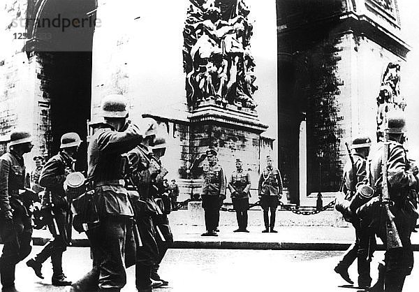 Deutsche Truppen marschieren am Arc de Triomphe vorbei  Paris  14. Juni 1940. Künstler: Unbekannt