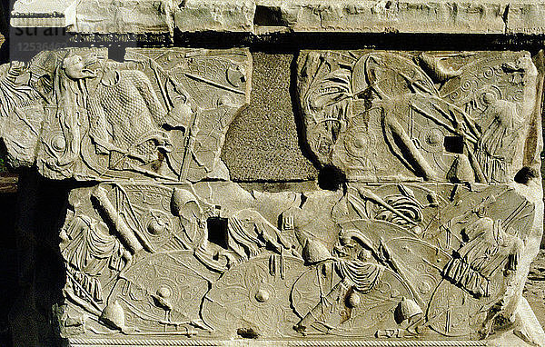 Relief  das römische Schilde und Rüstungen darstellt. Künstler: Unbekannt