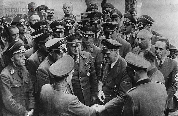 Adolf Hitler trifft sich mit hochrangigen Nazis  Deutschland  August 1944. Künstler: Unbekannt