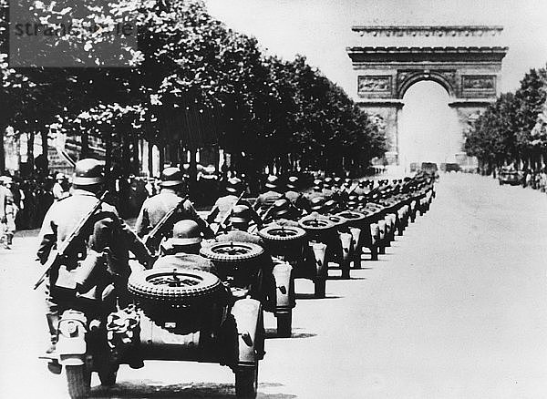 Deutsche Soldaten auf den Champs Elysees  Paris  14. Juni 1940. Künstler: Unbekannt