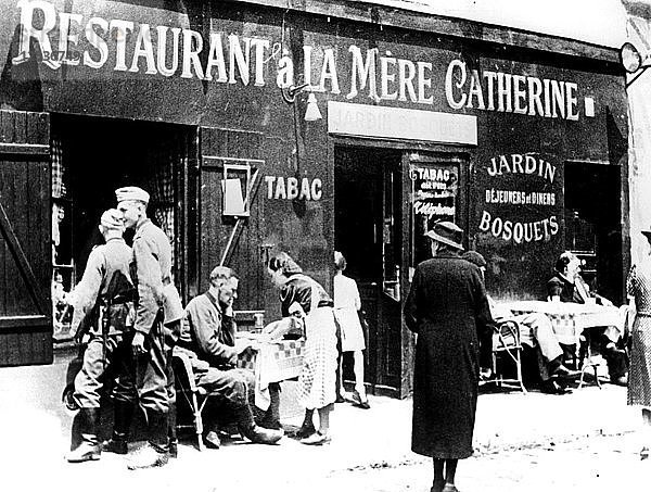 Deutsche Soldaten in einem Restaurant  besetztes Paris  Juni 1940. Künstler: Unbekannt