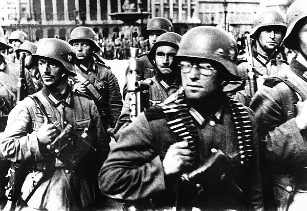 Deutsche Soldaten marschieren in Paris  14. Juni 1940. Künstler: Unbekannt