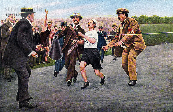 Dorando Pietri im Ziel des ersten modernen olympischen Marathons  London  1908. Künstler: Unbekannt