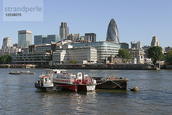 Blick über die Themse auf die City of London.