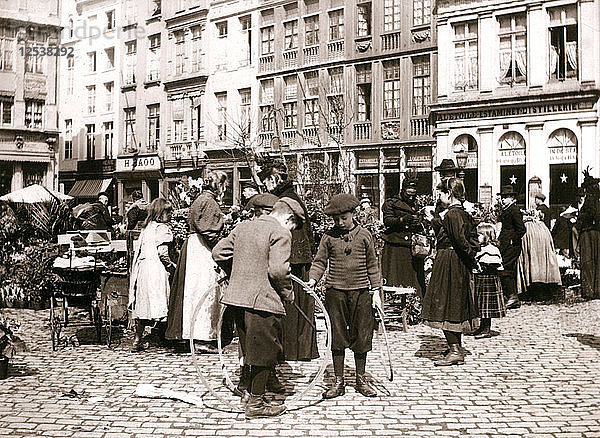 Jungen mit Reifen auf einem Markt  Rotterdam  1898  Künstler: James Batkin