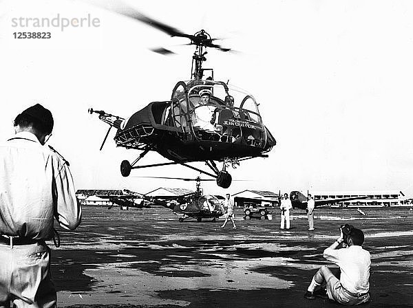 Hubschrauberlandung auf dem Luftwaffenstützpunkt Tan Son Nhut  Saigon  Vietnam  1953. Künstler: Unbekannt