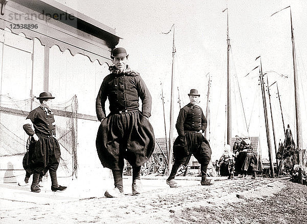 Männer in traditioneller Kleidung  Insel Marken  Niederlande  1898. Künstler: James Batkin