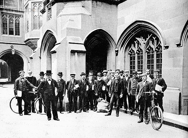 Gruppe von Boten des Wahlbüros  Houses of Parliament  Westminster  London  um 1905. Künstler: Unbekannt