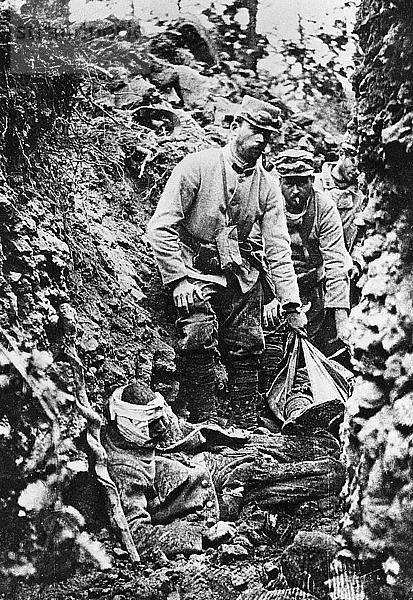 Französische Truppen nach einem deutschen Angriff und Bombardement  Erster Weltkrieg  30. Juni 1915. Künstler: Unbekannt