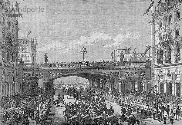 Eine Prozession in der Farringdon Street  die unter dem Holborn Viaduct hindurchgeht  City of London  1869. Künstler: Anon