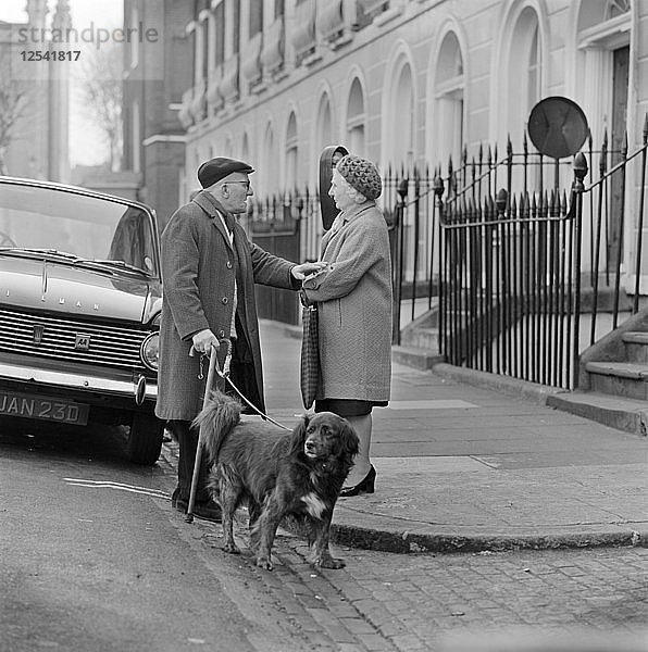 Ein älterer Mann unterhält sich mit einer älteren Frau auf dem Bürgersteig  London  ca. 1946-c1959. Künstler: John Gay