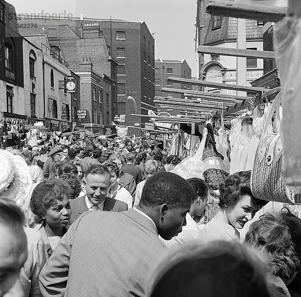 Petticoat Lane Market  Whitechapel  London  ca. 1946-c1959. Künstler: John Gay