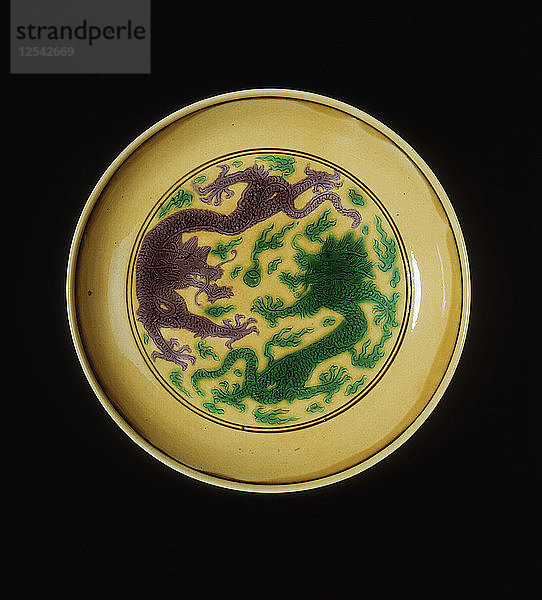 Grüne und auberginefarbene Drachenuntertasse  Kangxi-Periode  Qing-Dynastie  China  1662-1722. Künstler: Unbekannt