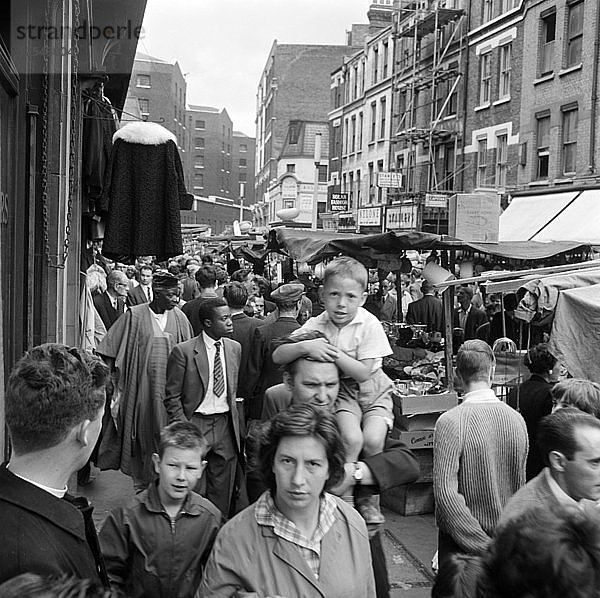 Middlesex Street  Teil des Petticoat Lane Market  Whitechapel  London  ca. 1946-c1959. Künstler: John Gay