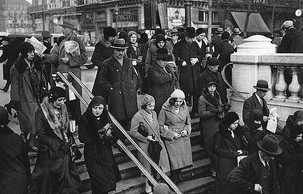 Eingang zu einer Metrostation  Paris  1931 Künstler: Ernest Flammarion